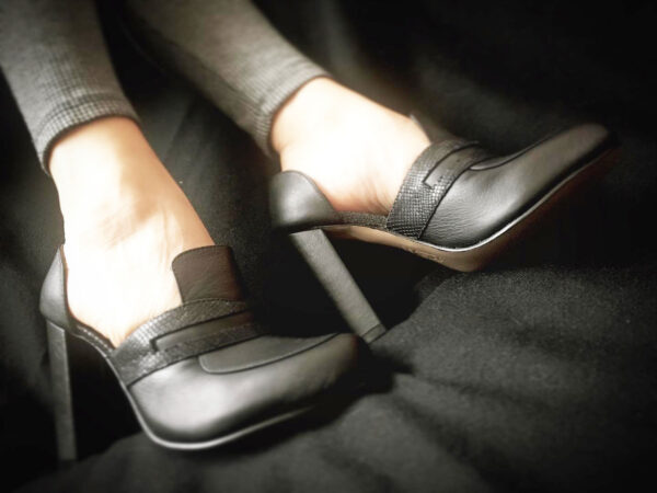 Zapatos elegantes tipo loafers con tacón ancho de cuero para mujer