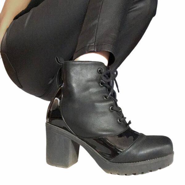 Botines botas de cuero para mujer con suela track pulsera y maxi hebilla
