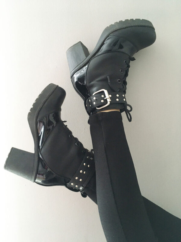 Botines botas de cuero para mujer con suela track pulsera y maxi hebilla
