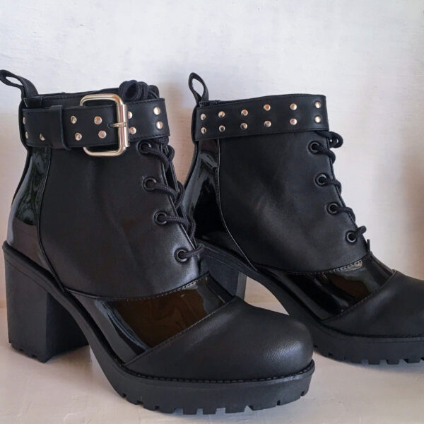 Botines botas de cuero para mujer con suela track pulsera y maxi hebilla