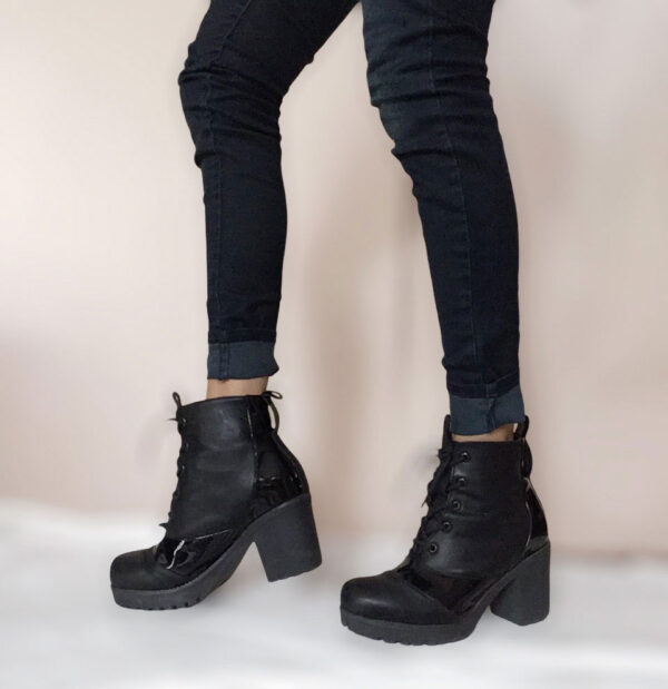 Botines botas de cuero para mujer con suela track pulsera y maxi hebilla