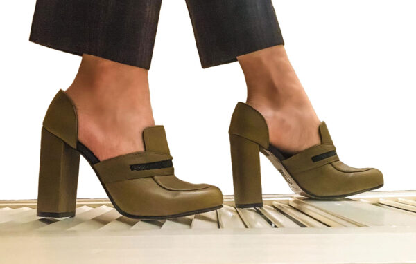 Zapatos elegantes tipo loafers con tacón ancho de cuero para mujer