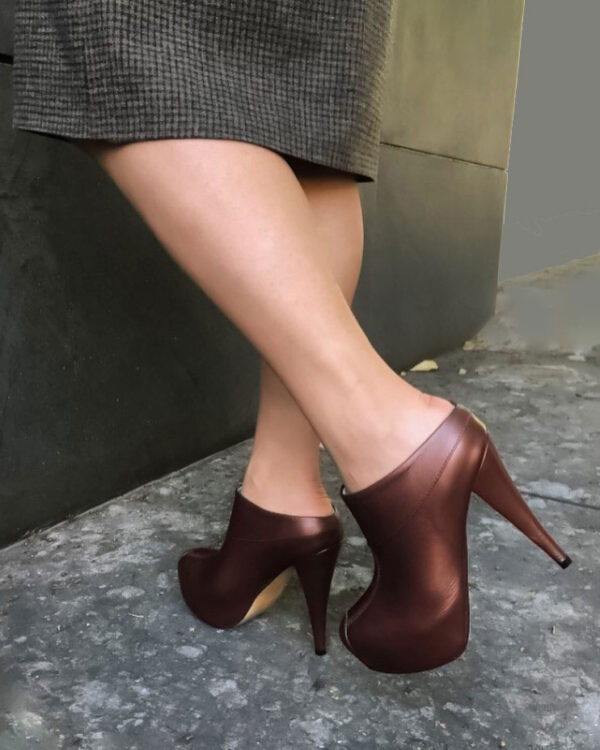 Zapatos elegantes tipo mules de cuero con tacón delgado y plataforma para mujer color cobre
