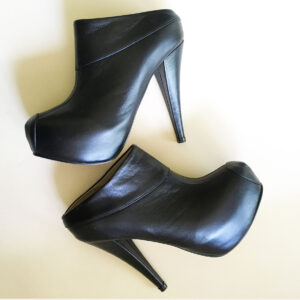 Zapatos elegantes tipo mules de cuero con tacón delgado y plataforma para mujer color negro