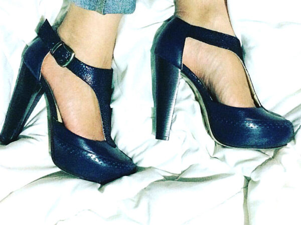 Zapatos tipo T-strap de cuero color azul marino con 2 tipos de texturas. Tacón alto y ancho. Con una hebilla color oro viejo.