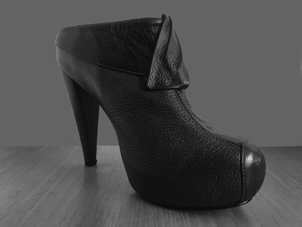 Zapatos elegantes tipo mules de cuero con tacón delgado y plataforma para mujer color gris oscuro. Tiene un corte superior en color negro con un adorno en el mismo tono.