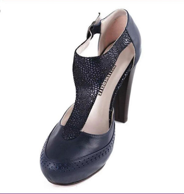 Zapatos tipo T-strap de cuero color azul marino con 2 tipos de texturas. Tacón alto y ancho. Con una hebilla color oro viejo.