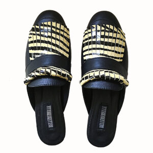 Zapatos tipo zuecos femeninos, de piel color negro, con detalle de “barbas” enfrente de animal print de zebra(color amarillo con negro) que cubre todo el frente del zapato. Encima de esta pieza lleva una tira negra que pasa por lo ancho. Zapatos cómodos, sin tacón alto.